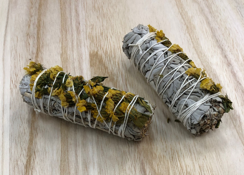 Atadillo Salvia blanca californiana con flores sinuata amarilla